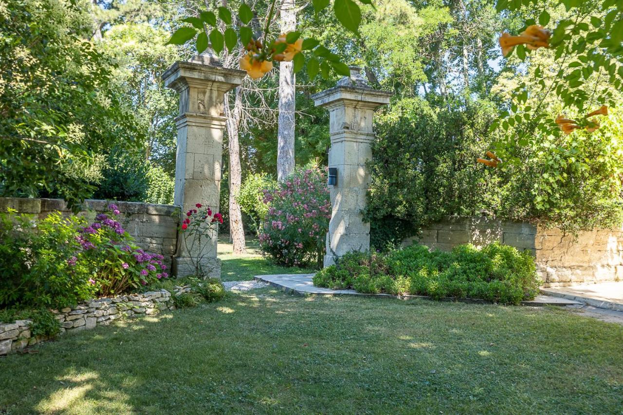Mas De Capelou Bed & Breakfast Avignon Bagian luar foto